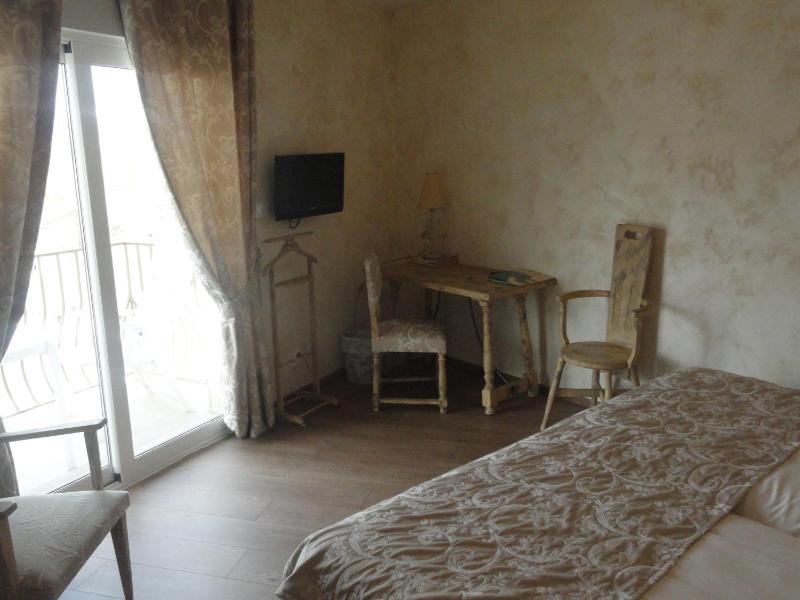 Deluxe Double Room with Balcony image 3