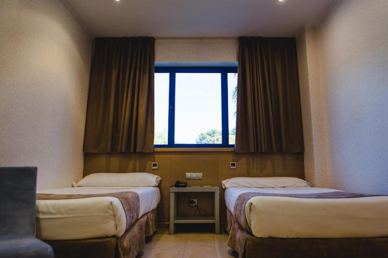 Standard Twin Room image 2