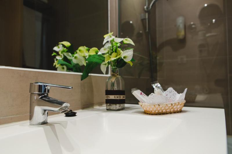 Standard Twin Room image 4