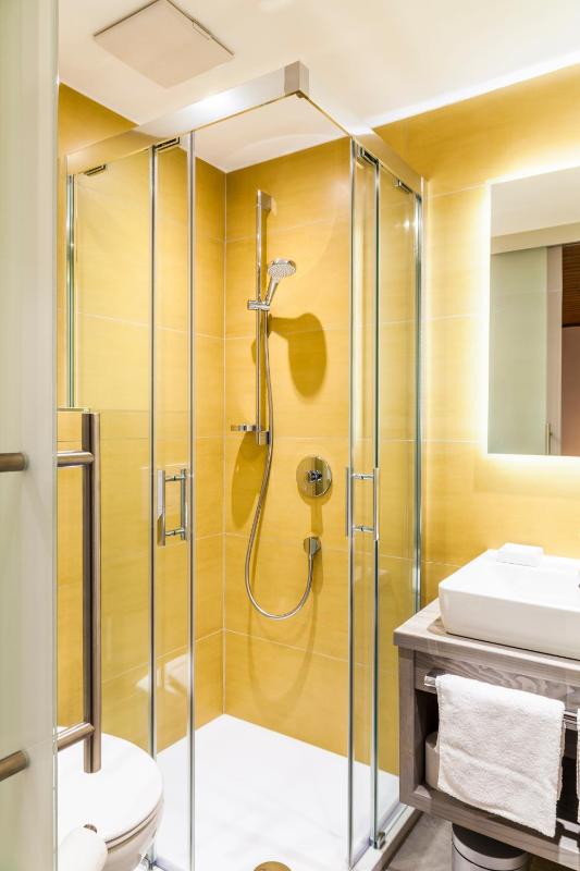 Double Room with Balcony image 2