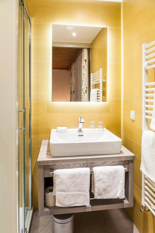 Double Room with Balcony image 3