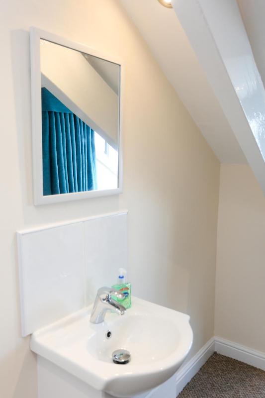 Single Room with Private External Bathroom image 2