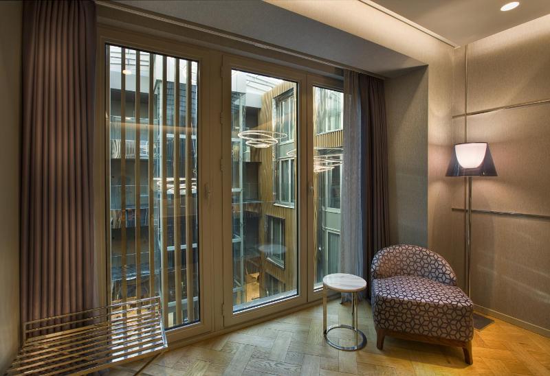 Deluxe Room King Bed image 3