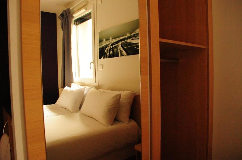 Two Connecting Rooms (4 Adults) image 4