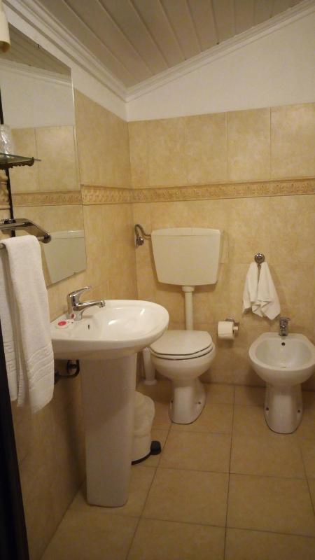 Standard Triple Room with Sea View image 3