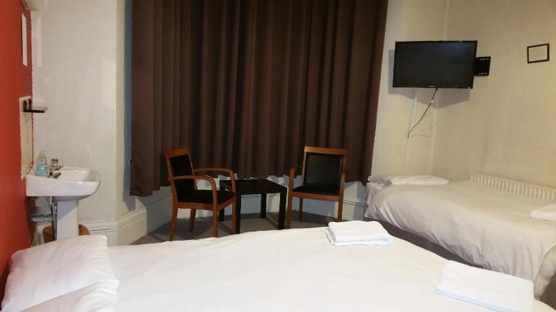 Triple Room with Shared Bathroom image 1