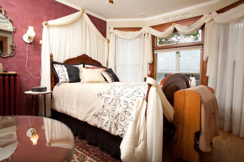 Queen Suite - Non-Smoking image 3