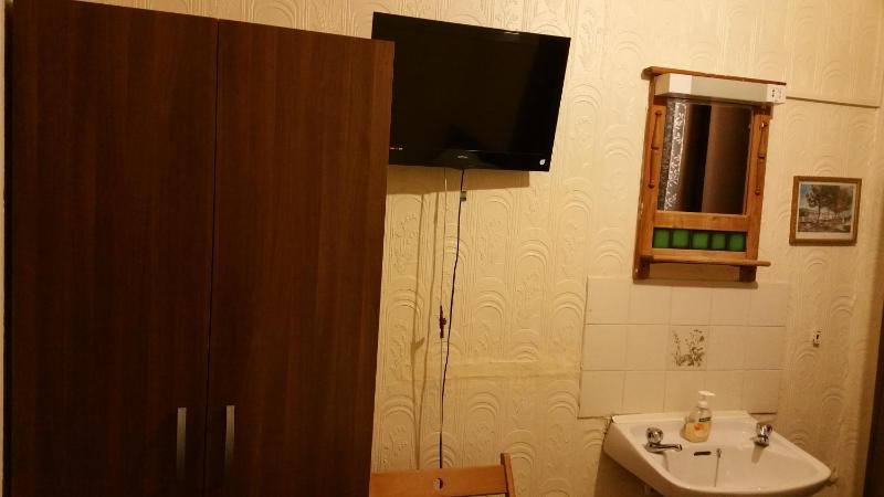 Single Room with Shared Bathroom image 4