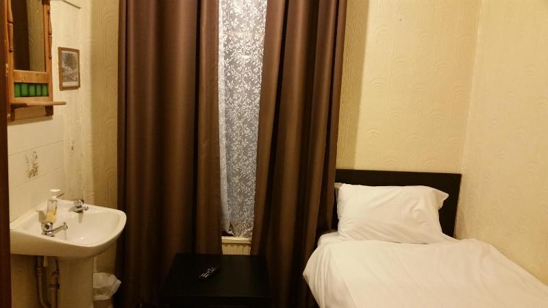 Single Room with Shared Bathroom image 1