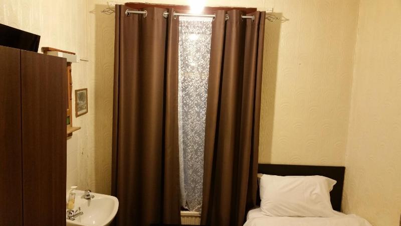 Single Room with Shared Bathroom image 3
