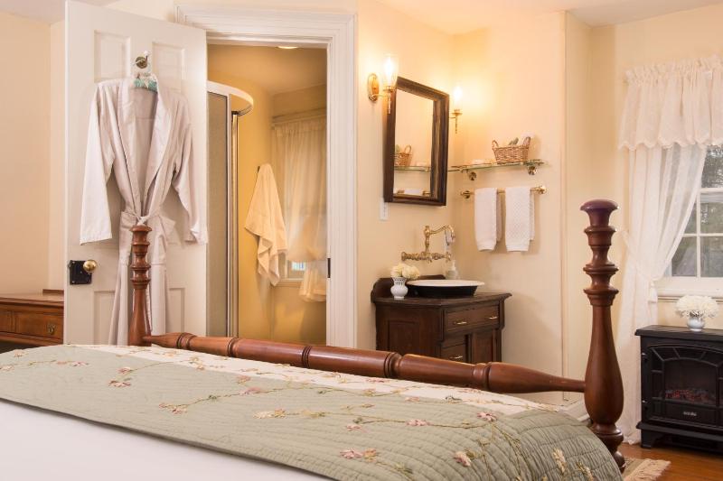 Queen Room image 4