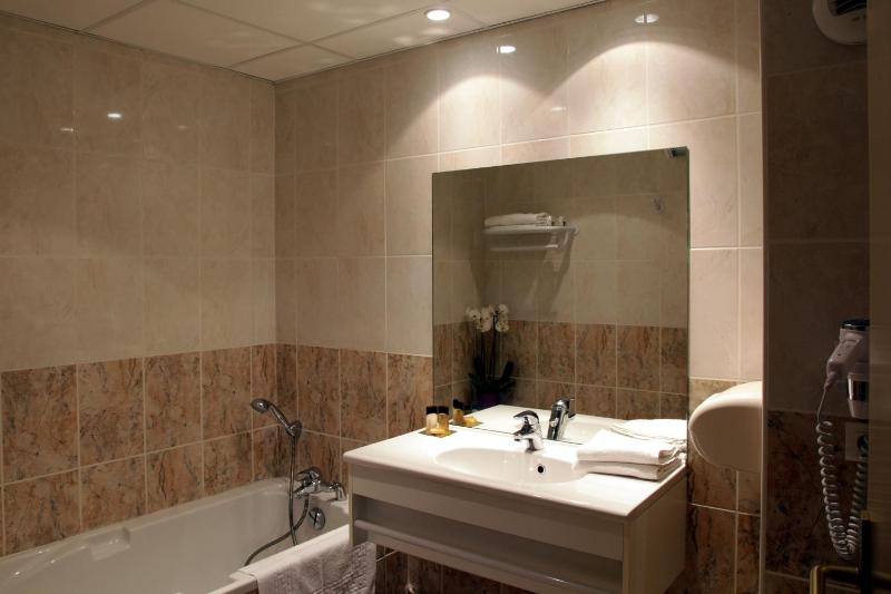 Twin Room image 2