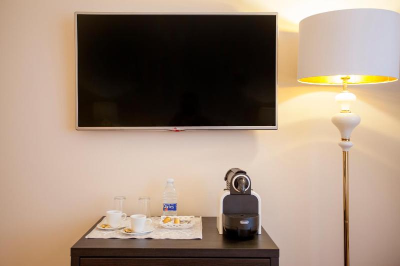 Superior Queen Room with Private Bathroom image 3