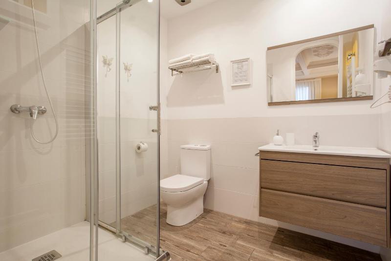 Superior Queen Room with Private Bathroom image 4