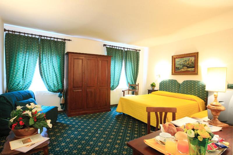 Quadruple Room image 4