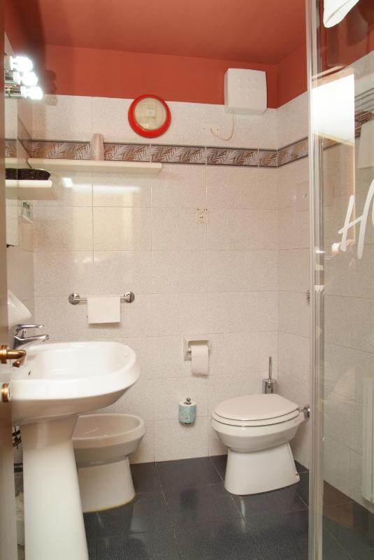 Twin Room image 3