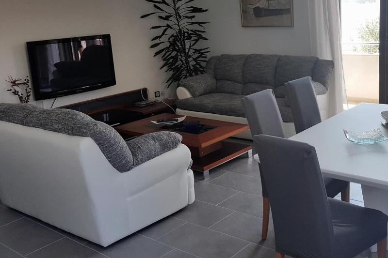 Three-Bedroom Apartment with Terrace and Sea View image 1