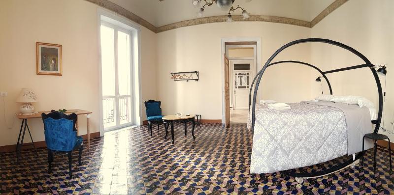 Queen Room image 2