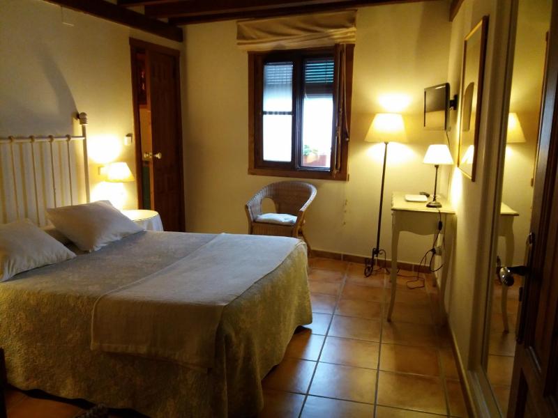 Double or Twin Room image 4