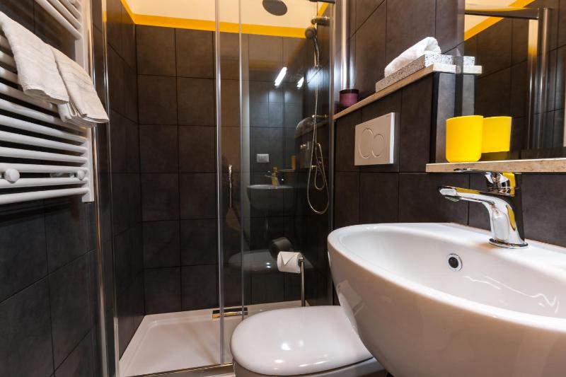 One-Bedroom Apartment image 4