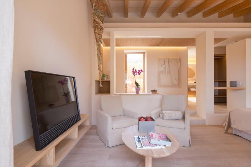 Suite with Garden View image 2