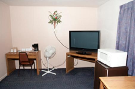 Queen Room - Non-Smoking image 4