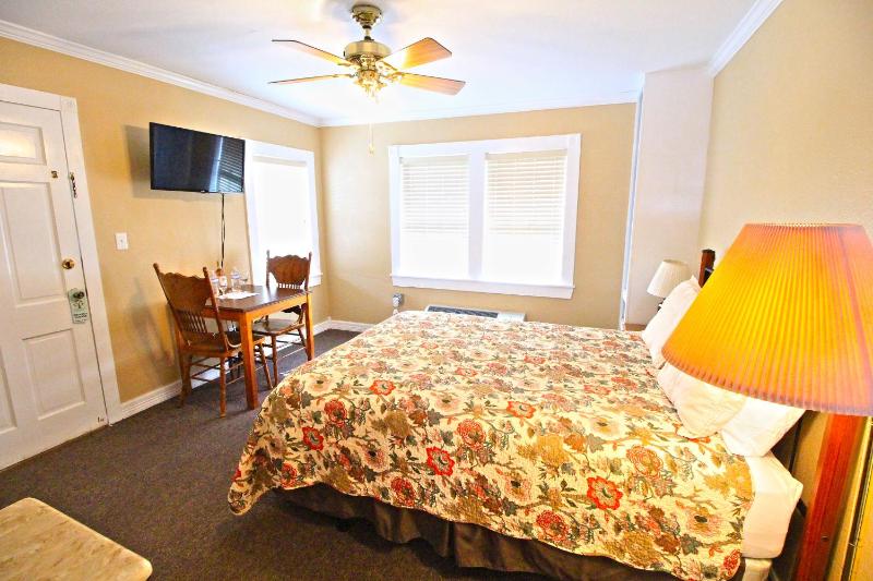 Peach Tree Inn & Suites - image 26