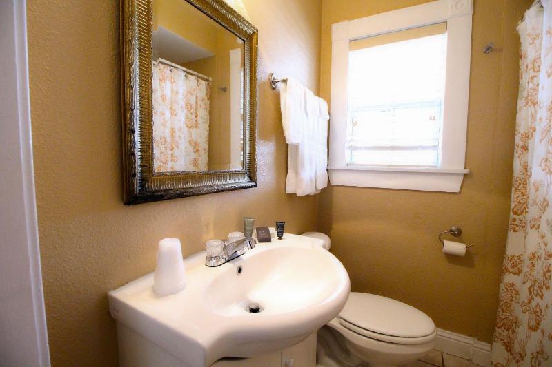 Queen Room Upper Floor image 4