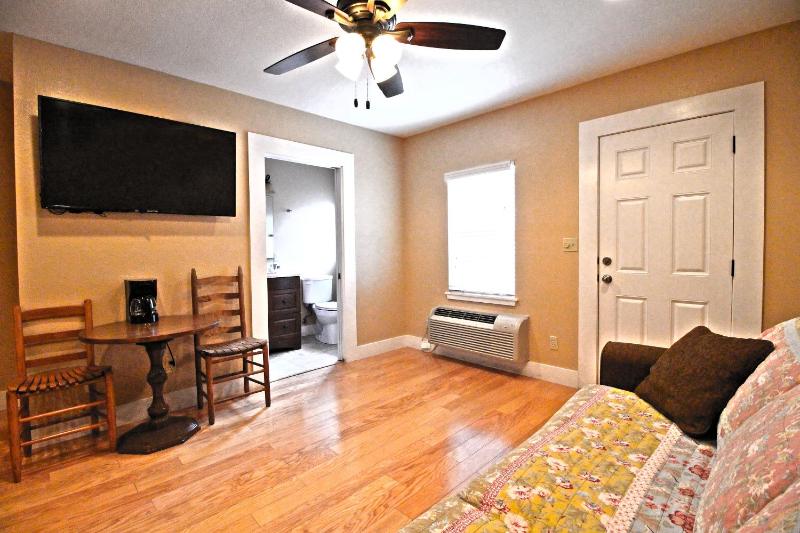 Peach Tree Inn & Suites - image 11