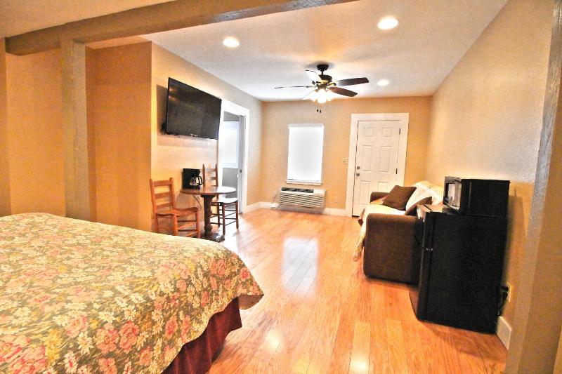 Peach Tree Inn & Suites - image 30