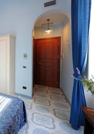 Double or Twin Room image 3
