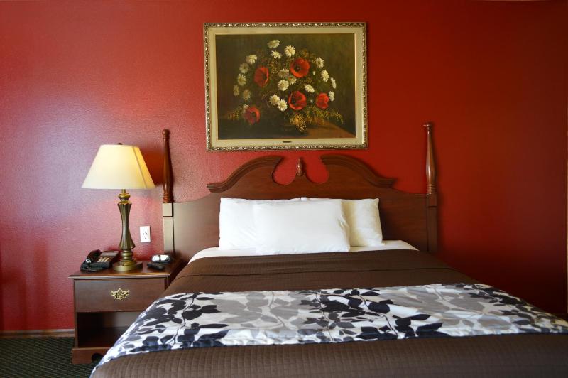 Queen Room image 2