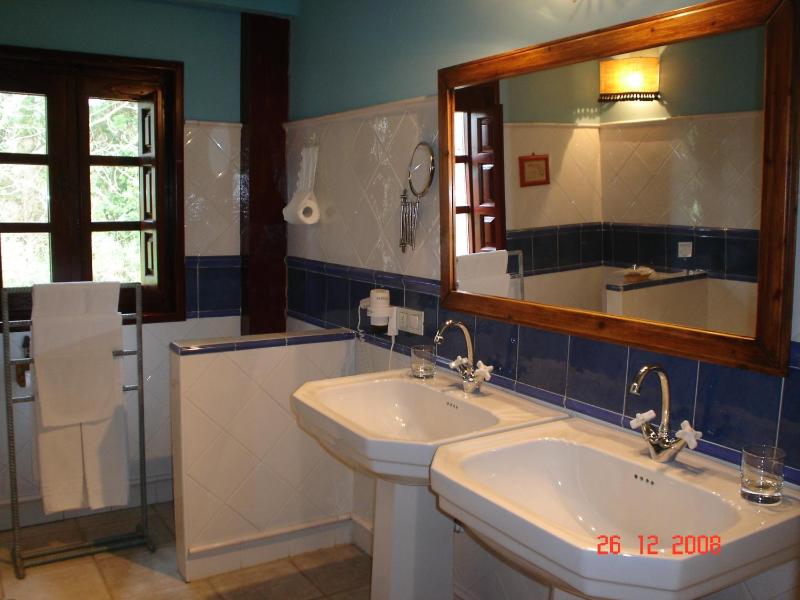 Triple Room with Hydromassage Shower  image 2