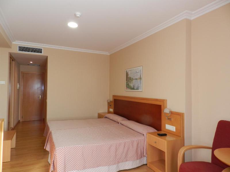 Twin Room with Mountain View image 3