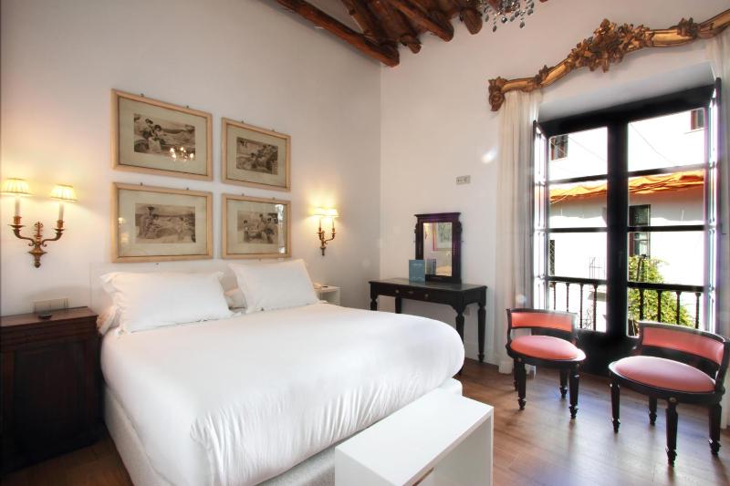 Deluxe Double or Twin Room image 3