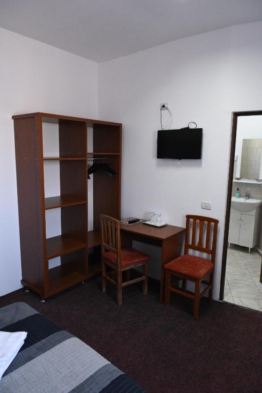 Twin Room with Private Bathroom image 1