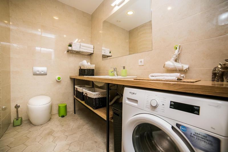 Cosmopolitan Apartment - image 9