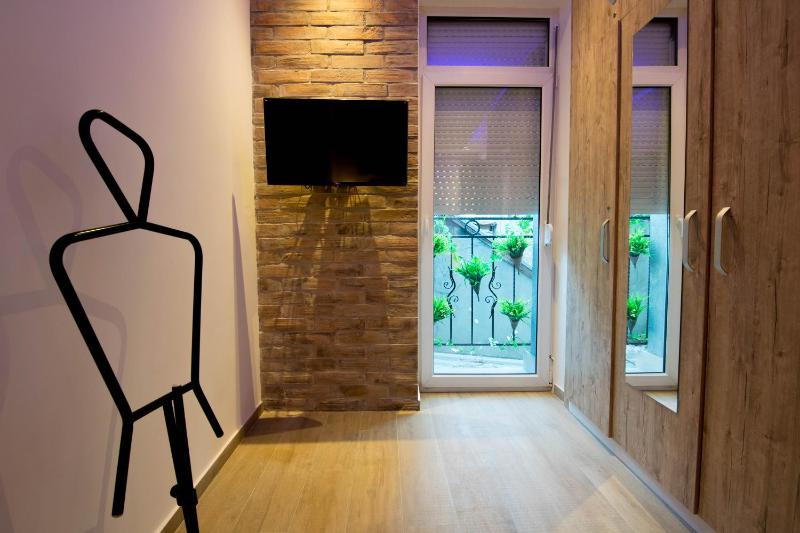 Cosmopolitan Apartment - image 7