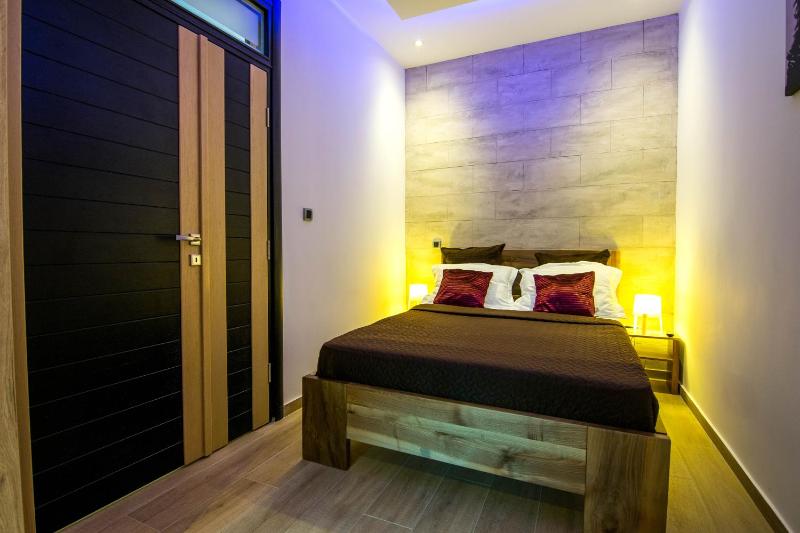 Cosmopolitan Apartment - image 15