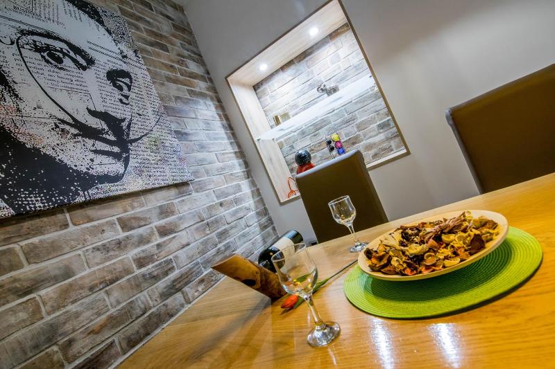 Cosmopolitan Apartment - image 6