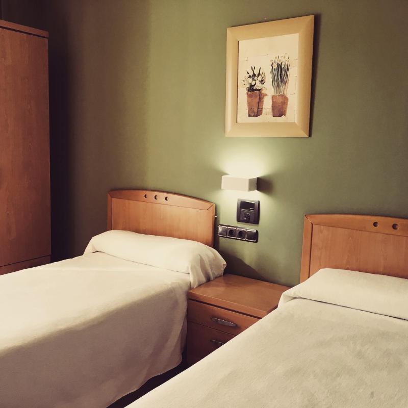 Twin Room image 2