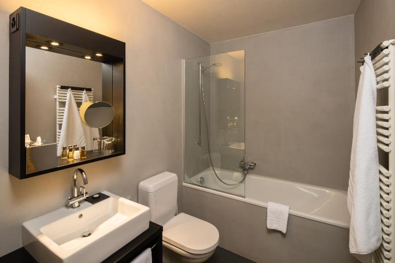 Junior Suite with Balcony image 3