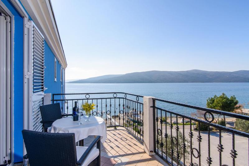 Luxury Double Room with Balcony and Sea View image 4