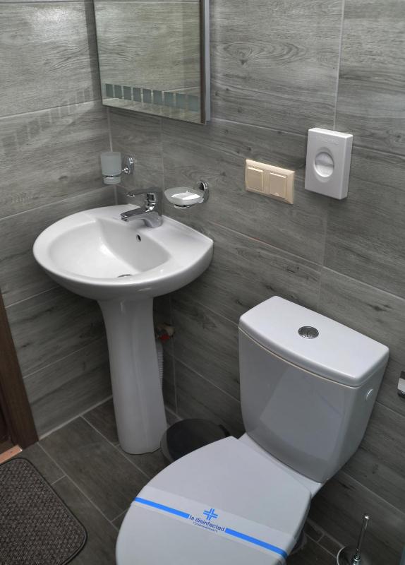 Twin Room with Bathroom image 4