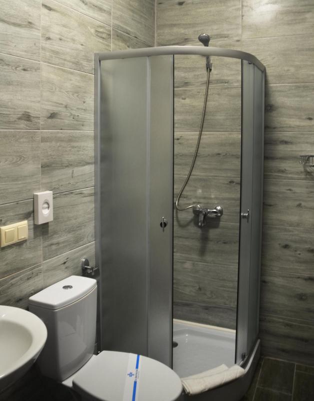 Twin Room with Bathroom image 3