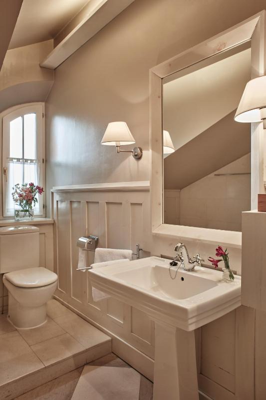 Double or Twin Room image 4