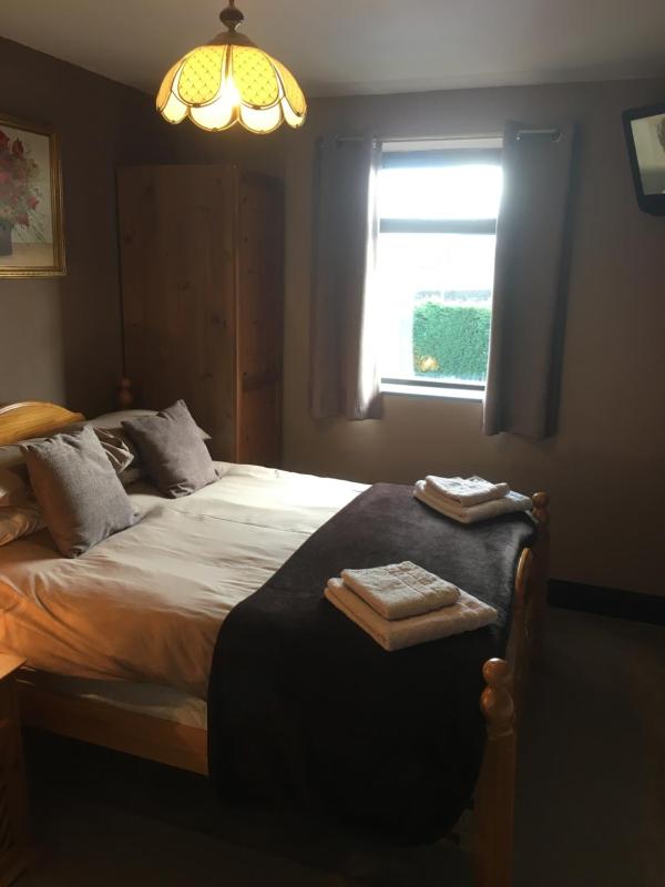 Budget Double Room image 3