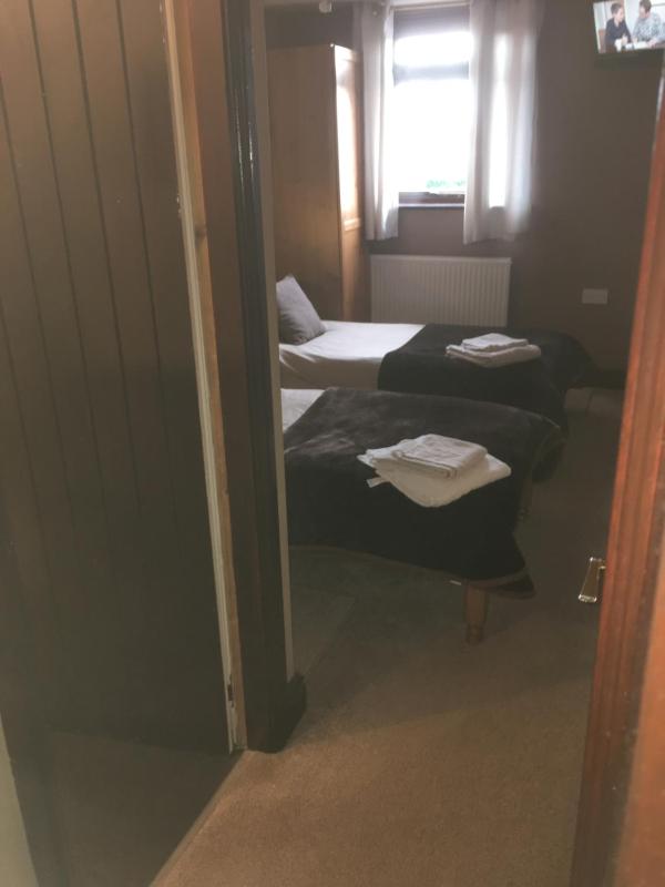 Standard Twin Room image 2