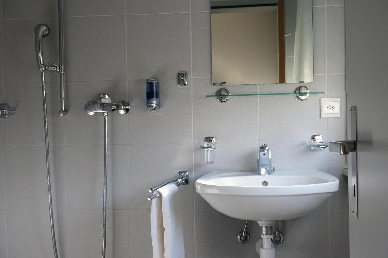 Single Room image 3