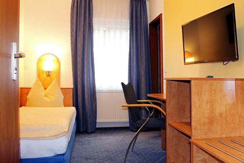 Single Room with Bathroom image 2